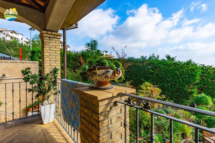 Image No.11-8 Bed Villa for sale