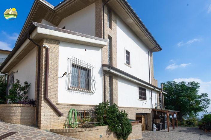 Image No.15-8 Bed Villa for sale