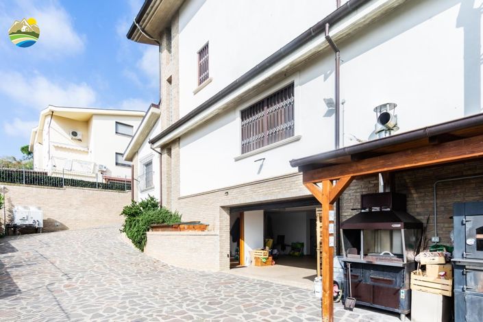 Image No.16-8 Bed Villa for sale