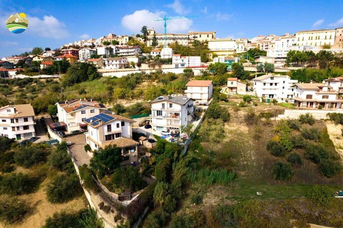 Image No.2-8 Bed Villa for sale