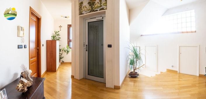 Image No.25-8 Bed Villa for sale