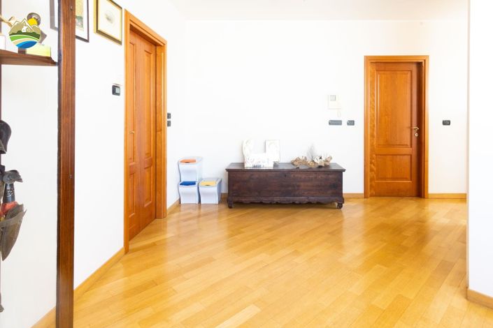 Image No.27-8 Bed Villa for sale