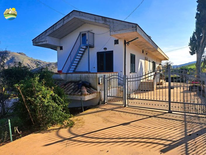 Image No.8-4 Bed Country House for sale