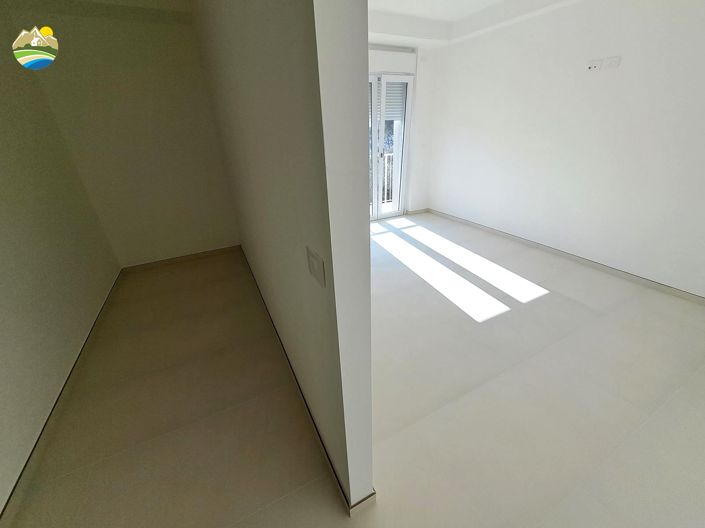 Image No.18-4 Bed Country House for sale