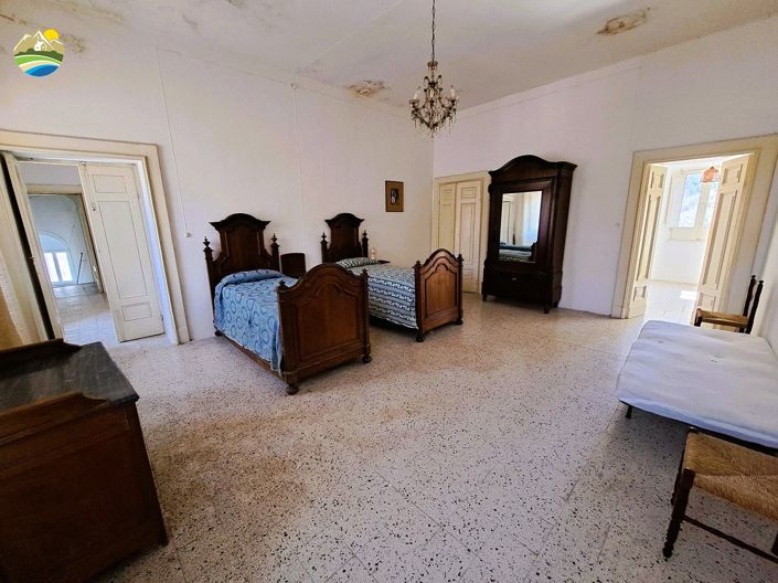 Image No.29-8 Bed Townhouse for sale