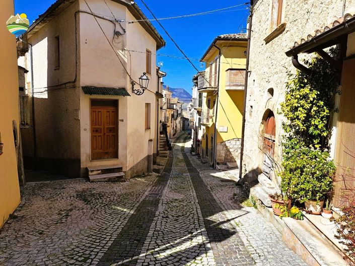 Image No.40-8 Bed Townhouse for sale