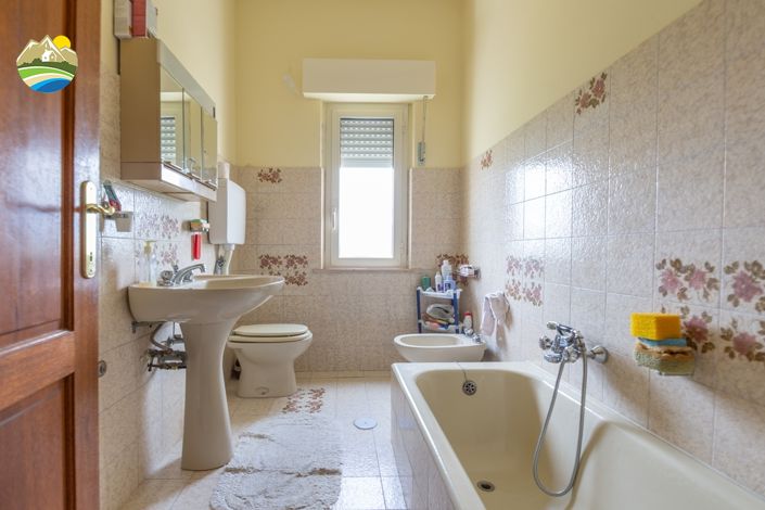 Image No.28-3 Bed Country House for sale