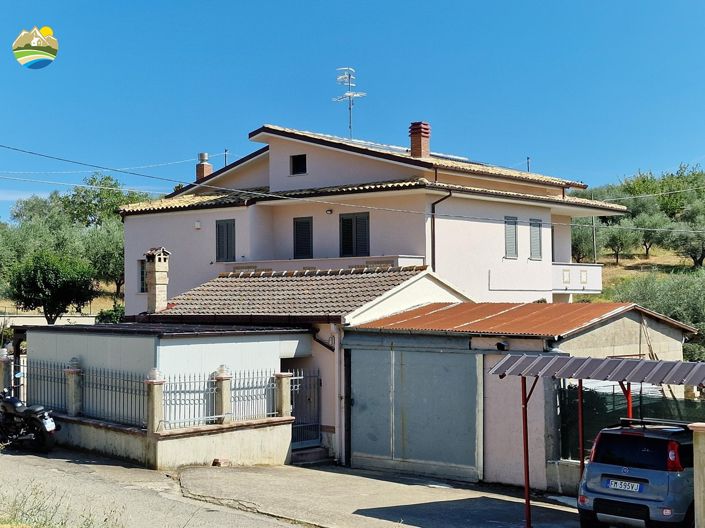 Image No.4-Maison de campagne de 3 chambres à vendre à Castilenti