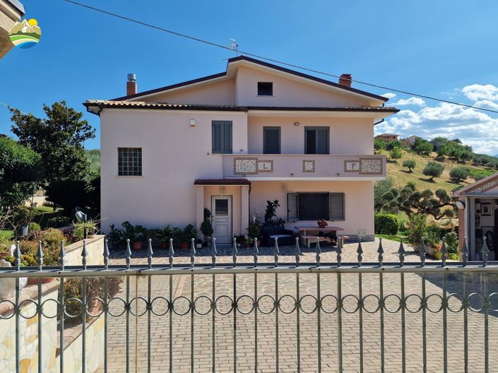 Image No.5-Maison de campagne de 3 chambres à vendre à Castilenti