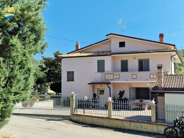 Image No.8-Maison de campagne de 3 chambres à vendre à Castilenti