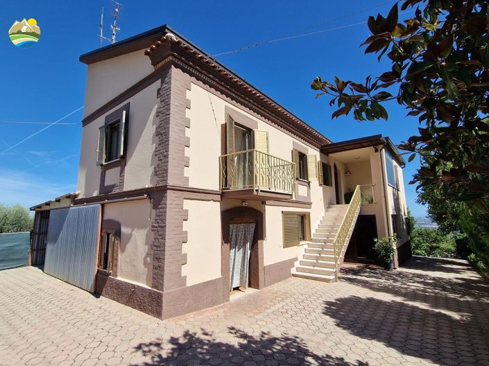 Image No.1-3 Bed Country House for sale