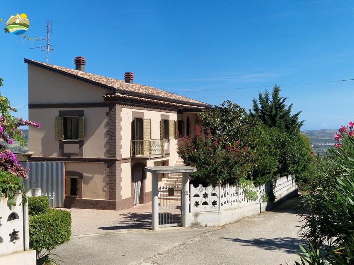 Image No.2-3 Bed Country House for sale