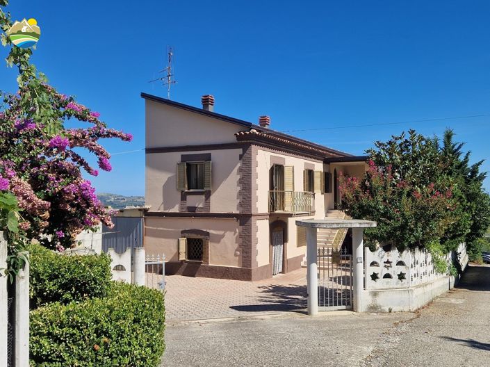 Image No.41-3 Bed Country House for sale