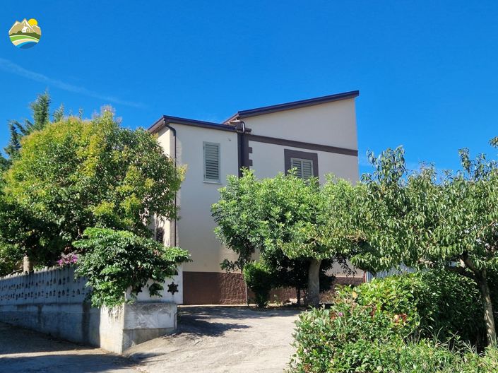 Image No.5-3 Bed Country House for sale