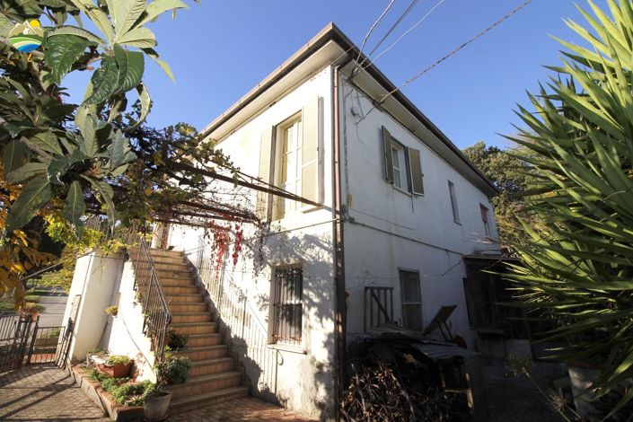 Image No.2-4 Bed Country House for sale