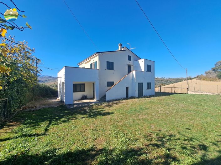 Image No.4-Maison de campagne de 5 chambres à vendre à Cellino Attanasio