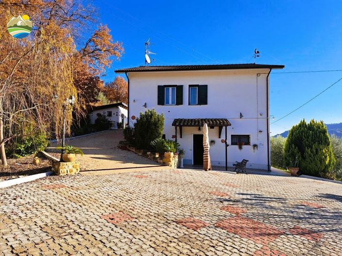 Image No.40-Maison de campagne de 3 chambres à vendre à Bisenti