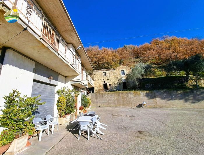 Image No.2-3 Bed Country House for sale