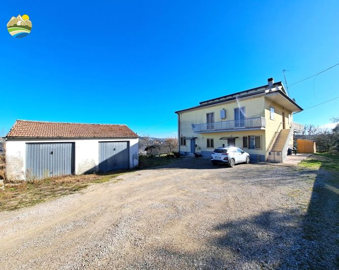 Image No.3-Maison de campagne de 7 chambres à vendre à Castiglione Messer Raimondo