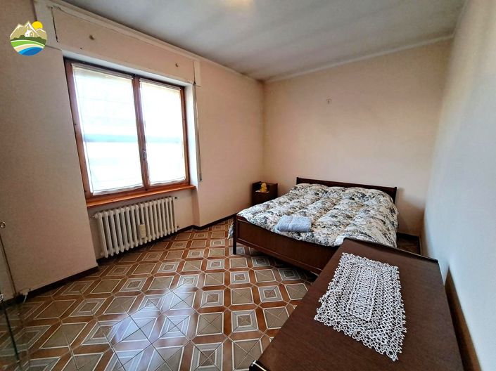 Image No.12-3 Bed Property for sale