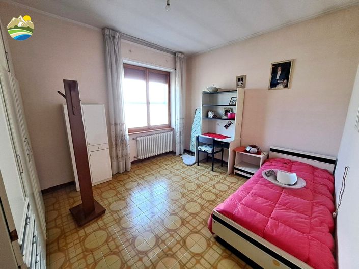 Image No.14-3 Bed Property for sale