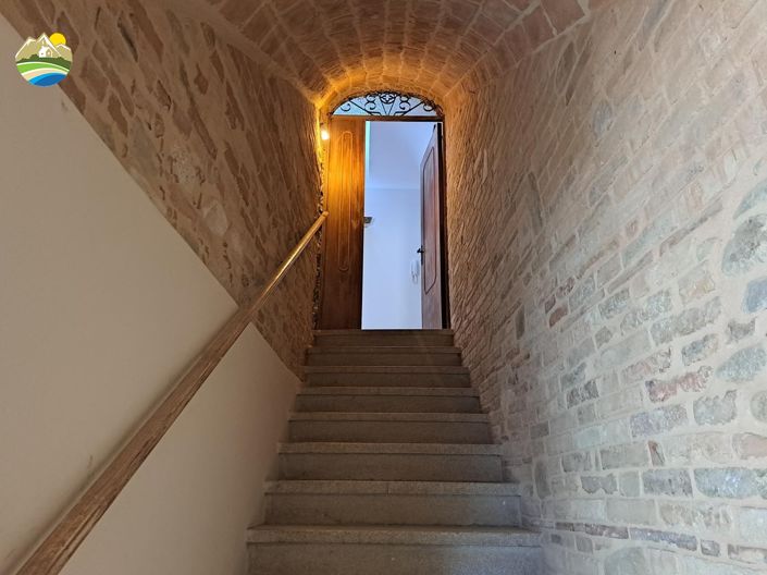 Image No.27-6 Bed Townhouse for sale