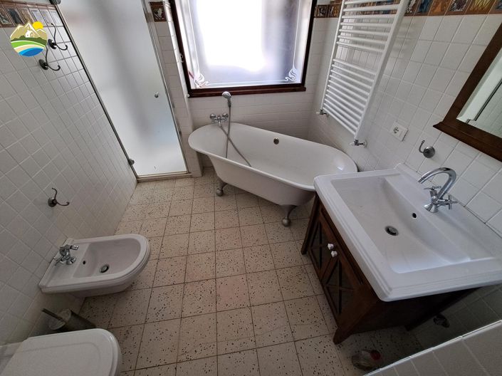 Image No.41-6 Bed Townhouse for sale