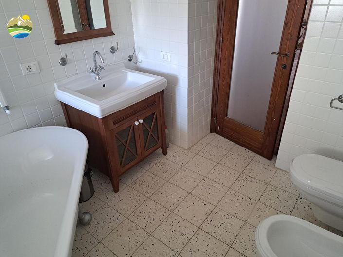 Image No.42-6 Bed Townhouse for sale