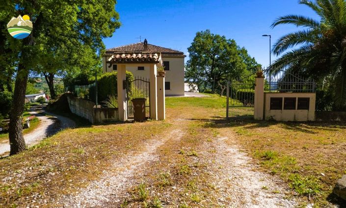 Image No.2-Maison de campagne de 4 chambres à vendre à Cellino Attanasio