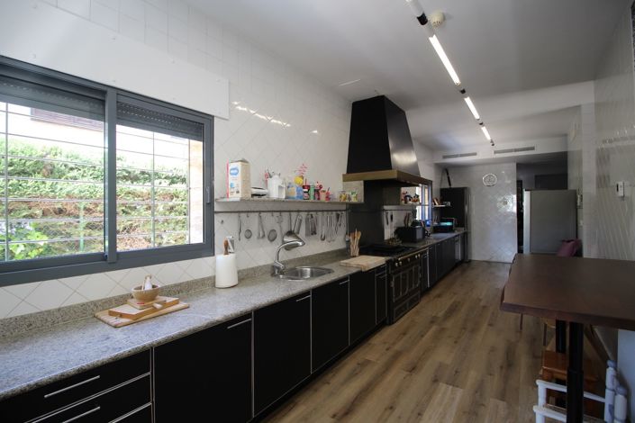 Image No.8-7 Bed Villa for sale