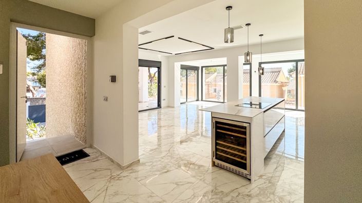 Image No.4-4 Bed Villa for sale