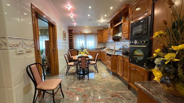 Image No.4-4 Bed Commercial for sale