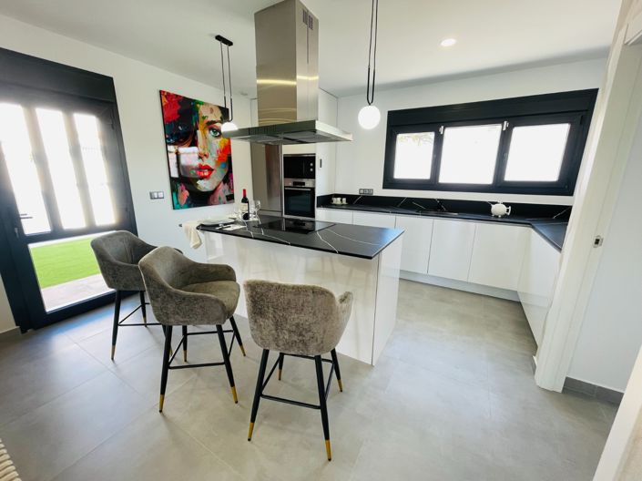 Image No.17-5 Bed Townhouse for sale