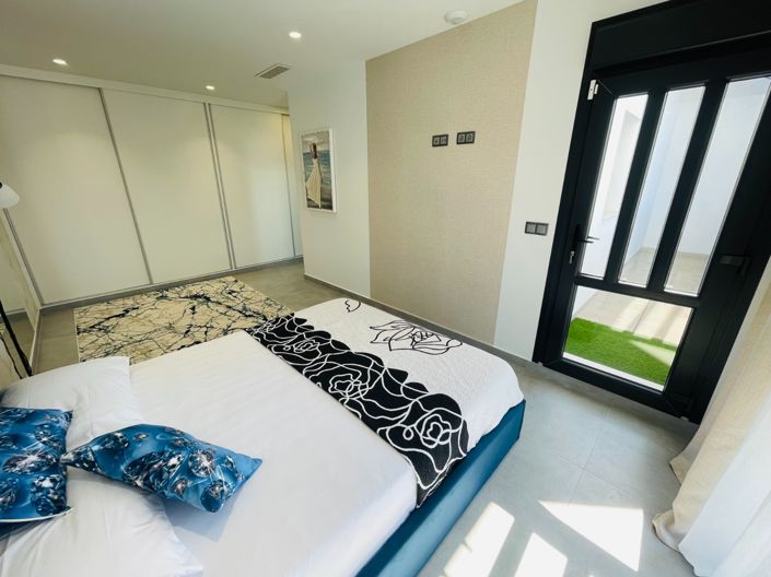 Image No.25-5 Bed Townhouse for sale