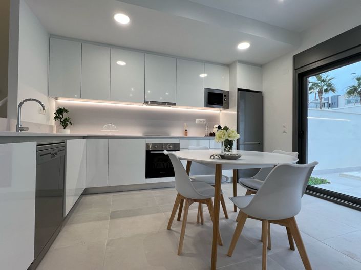 Image No.8-3 Bed Townhouse for sale