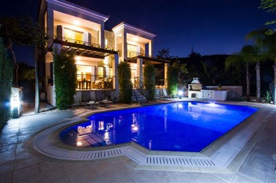 luxury-villa-neo-chorio-pool-night