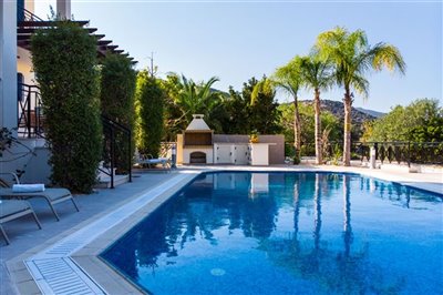 luxury-villa-neo-chorio-pool-1