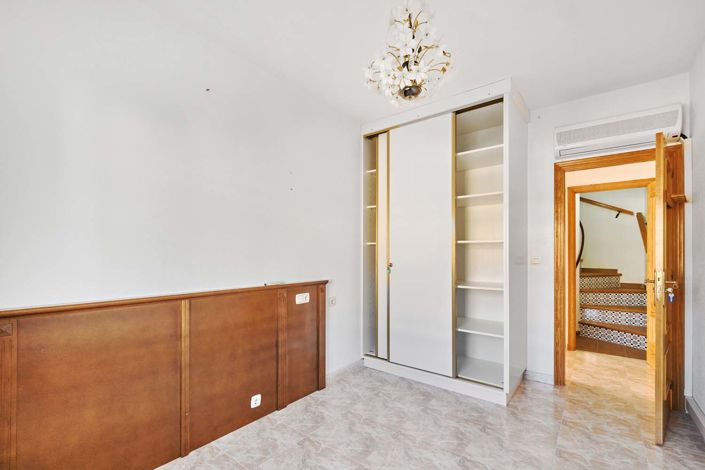 Image No.17-7 Bed Villa for sale