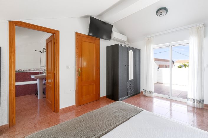 Image No.35-4 Bed Townhouse for sale