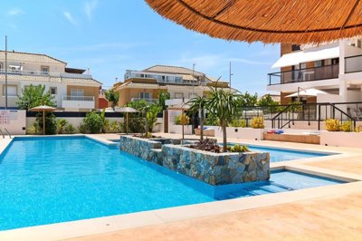 280532groundfloorapartmentwithcommunalpooline