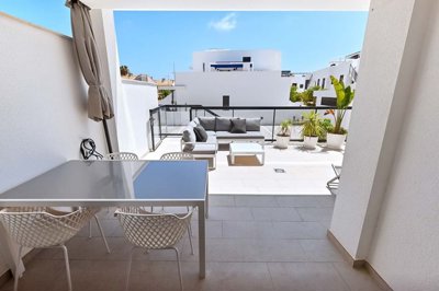 280532groundfloorapartmentwithcommunalpooline