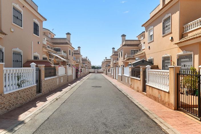 Image No.49-2 Bed Semi-Detached for sale