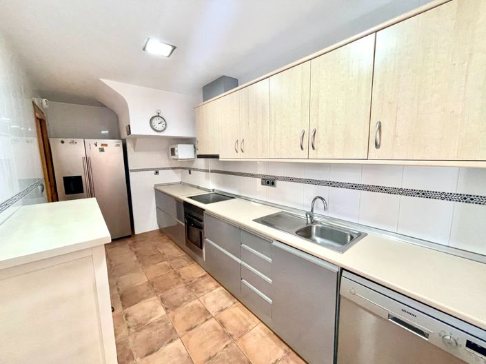 Image No.20-4 Bed Townhouse for sale