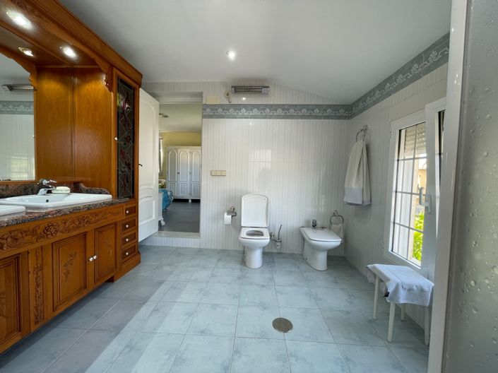 Image No.38-8 Bed Villa for sale
