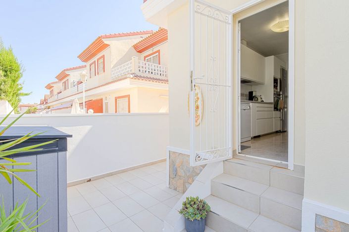 Image No.25-3 Bed Townhouse for sale