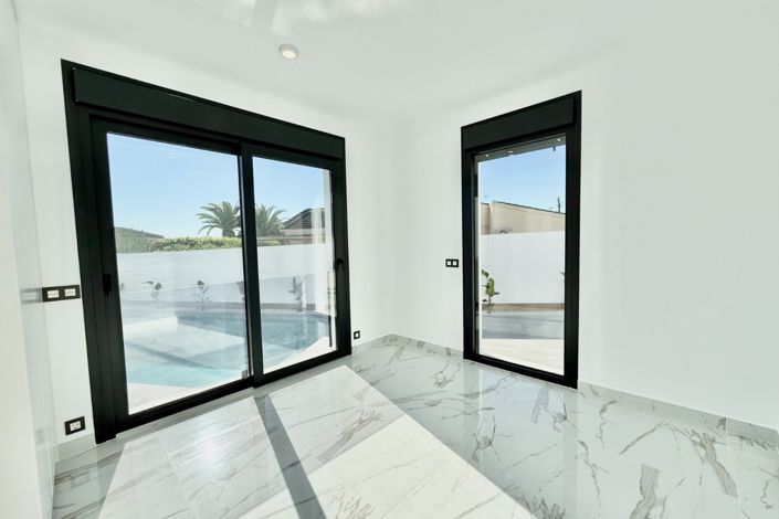 Image No.14-4 Bed Villa for sale