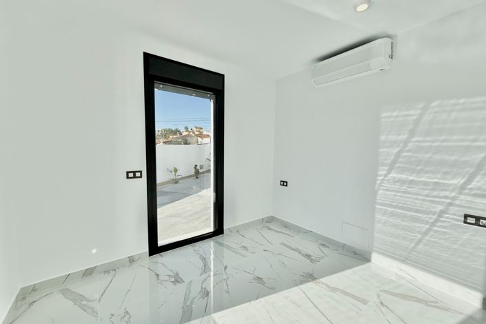 Image No.15-4 Bed Villa for sale