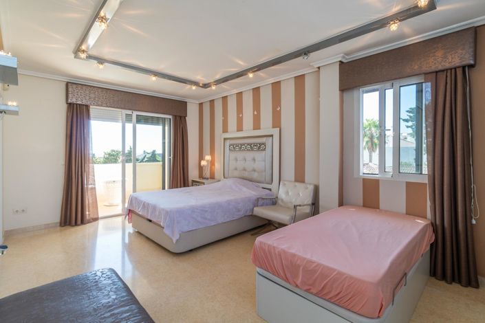 Image No.26-5 Bed Villa for sale