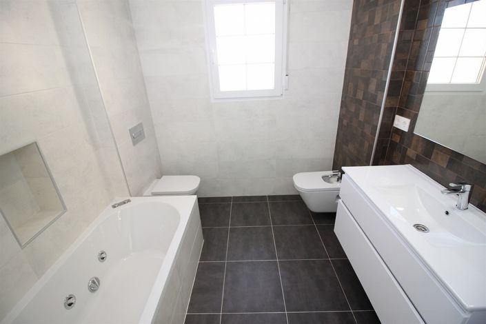 Image No.10-4 Bed Villa for sale