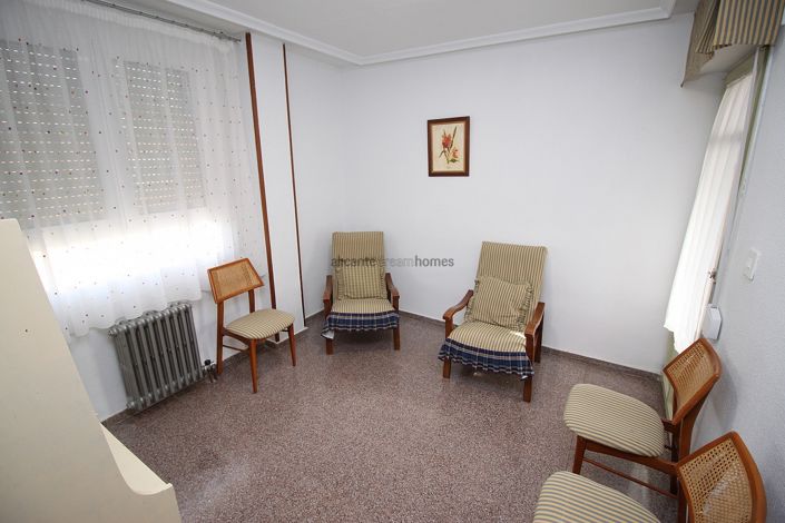 Image No.17-4 Bed Townhouse for sale